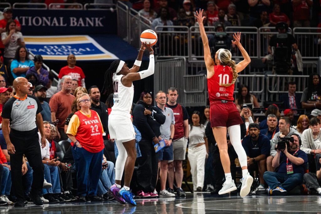 Rhyne Howard shoots over Lexie Hull